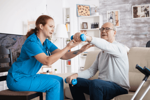 Pflegefachfrau führt Mobilitätsmaßnahme durch